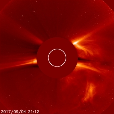 <p>Op dit beeld van 21:12 UTC (23u12) zien we een deel van de plasmawolk die de Zon verliet.</p>